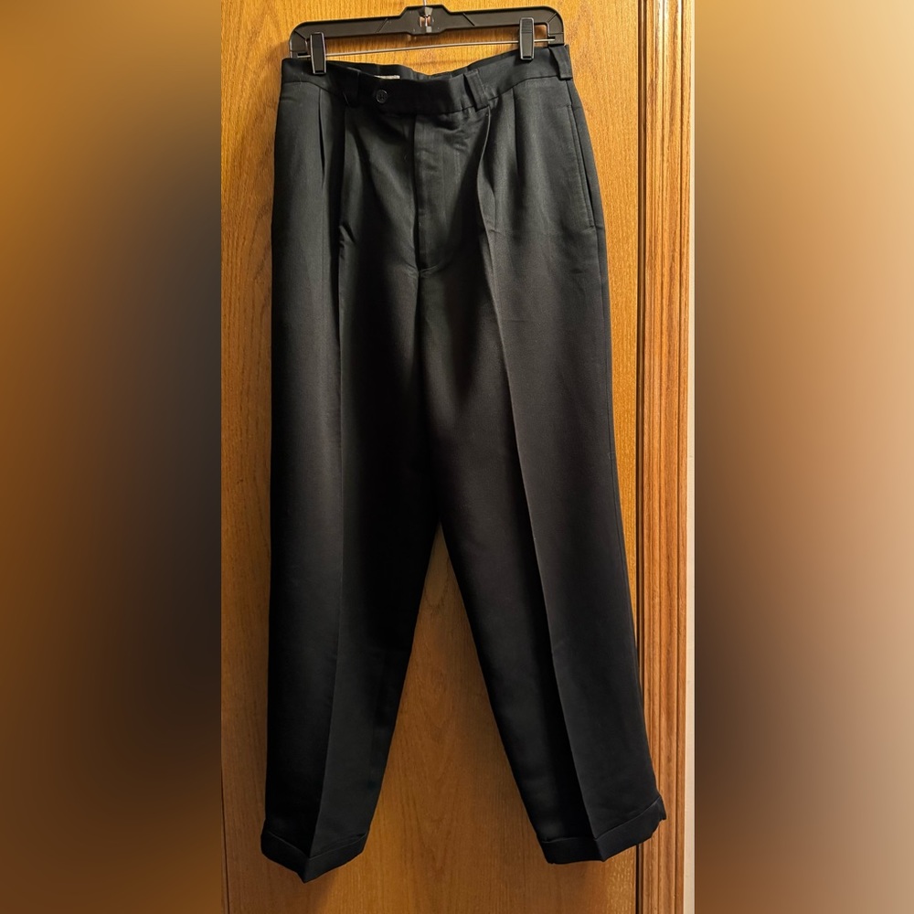 Men’s Perry Ellis Black Dress Pant Slacks. Pleated pant with cuffed legs.